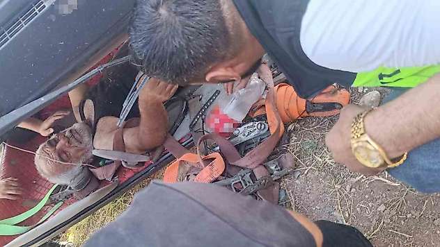 Diyarbakır'da çekici devrildi, sürücü yaralandı