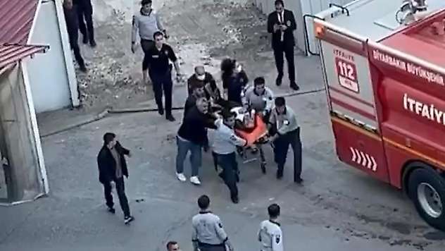 Diyarbakır'da inşaat halindeki otelde yangın: 13 kişi dumandan etkilendi