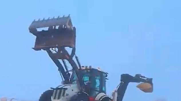 Diyarbakır'da kepçe operatörü iş makinasıyla drift attı