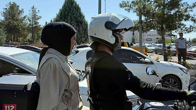 Diyarbakır'da kimliğini ve giriş belgesini unutanların imdadına polis yetişti
