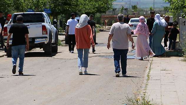 Diyarbakır'da Kurban Bayramı'nın ilk gününde mezarlıklar doldu taştı