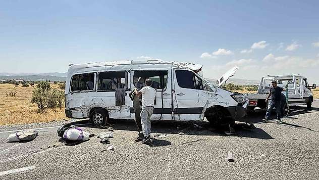 Diyarbakır'da minibüs kazasında ölü sayısı 5'e yükseldi
