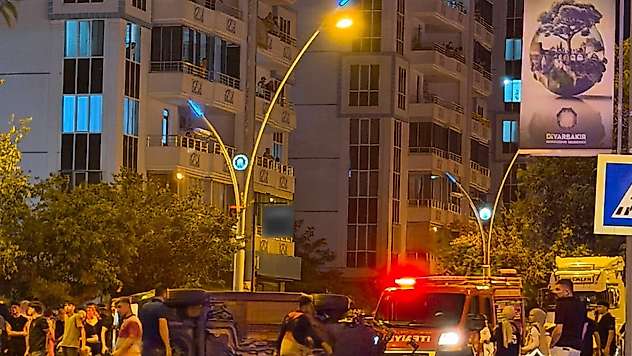 Otomobiller çarpıştı: 3 yaralı