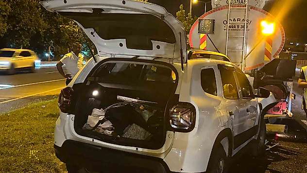 Otomobil sulama aracına çarptı: 3 yaralı