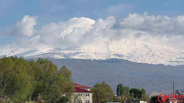 Doğunun Çukurovası Iğdır'da dağlar Nisan'da beyaza büründü