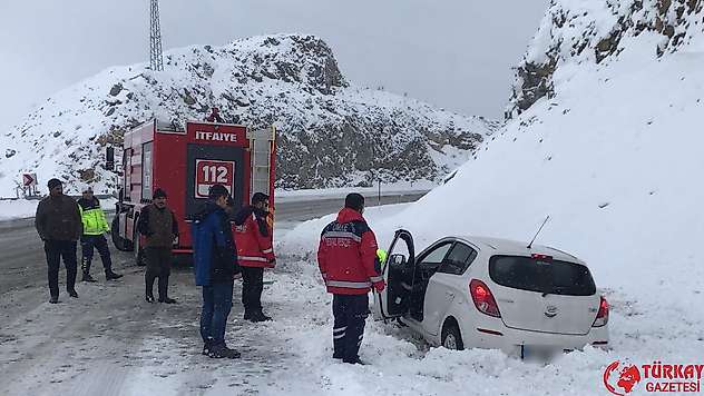 Adıyaman Çelikhan Malatya karayolunda donma tehlikesi yaşayan aile kurtarıldı