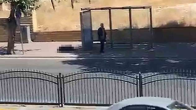 Durakta bekleyen eşini silahla vurdu