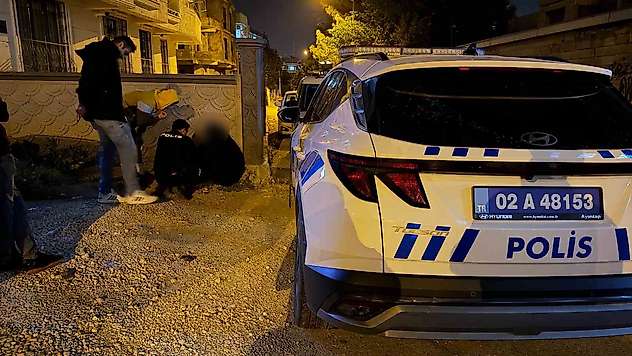 Duvar dibine çöken kadın ekipleri harekete geçirdi