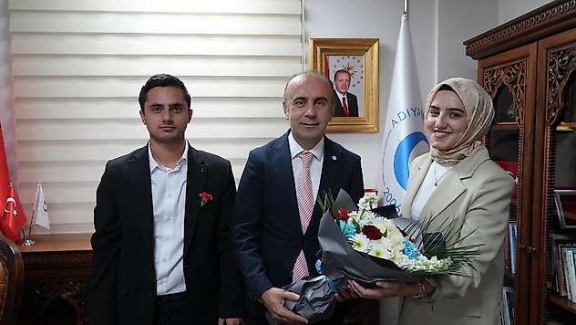Eğitim Fakültesi Öğrencilerinden Rektör Keleş'e anlamlı ziyaret