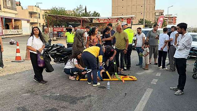 Ehliyetsiz sürücü, motosikletiyle otomobile çarptı: 2 yaralı