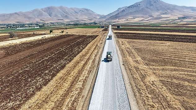 Ekinözü'nün yolları büyükşehir belediyesi ile yenileniyor
