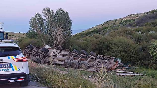 Ekmek yüklü tır şarampole devrildi