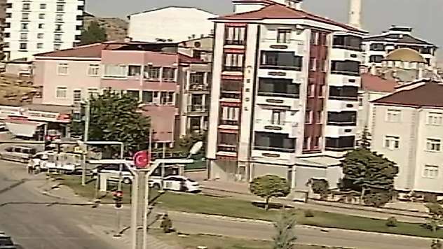 El freni çekilmeden bırakılan otomobil cadde boyu ilerleyip tarlaya uçtu