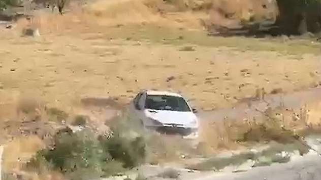 El freni çekilmeyen otomobil şarampole yuvarlandı