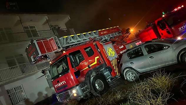 Elazığ'da 3 katlı binada çıkan yangın söndürüldü