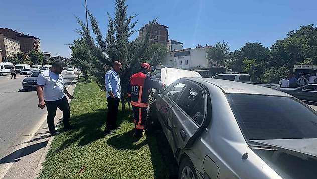 Elazığ'da beton mikseriyle otomobil çarpıştı: 3 yaralı