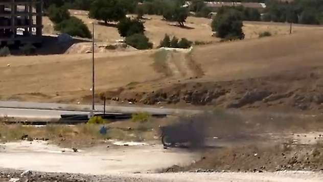 Elazığ'da boş alandaki motosiklet alev alev yandı