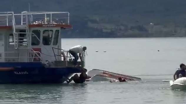Elazığ'da deniz bisikleti devrildi: 2 kişi kurtarıldı