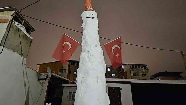 Elazığ'da dev kardan adam görenleri hayrete düşürdü