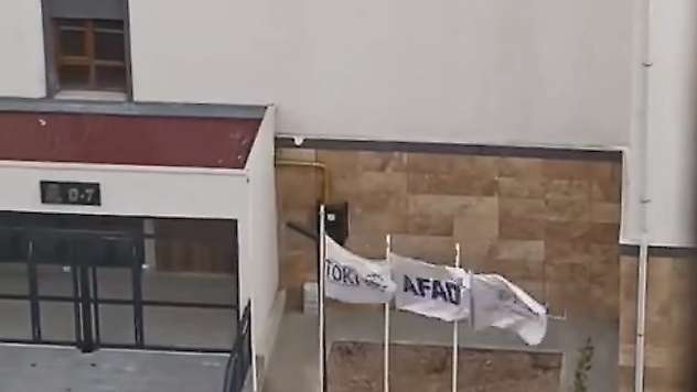 Elazığ'da iki küçük kalpten Türk bayrağına büyük vefa