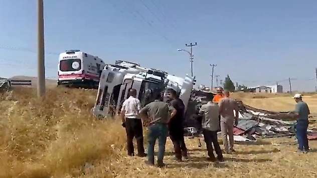 Elazığ'da kamyon yat yattı:Faciadan dönüldü