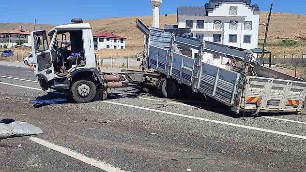 Elazığ'da kamyonlar çarpıştı: 1 yaralı