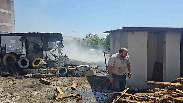 Elazığ'da lastikçide çıkan yangında 4 kişi dumandan etkilendi