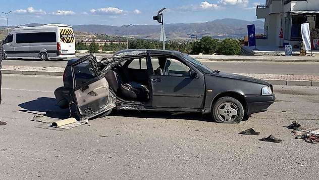 Elazığ'da otomobil, aydınlatma direğine çarptı: 1'i ağır 3 yaralı