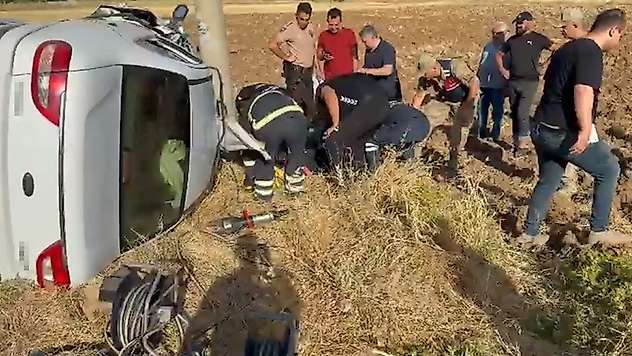 Elazığ'da otomobil yan yattı: 2 yaralı