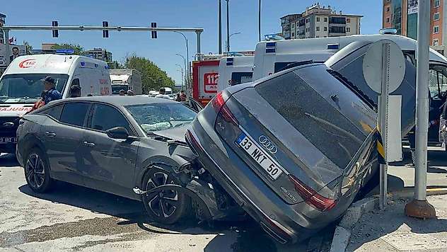 Elazığ'da otomobiller çarpıştı: 5 yaralı