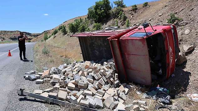 Elazığ'da parke taşı yüklü kamyonet devrildi: 2 yaralı