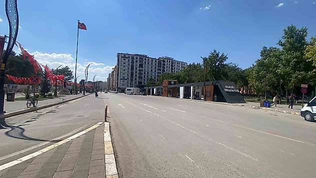 Elazığ'da sıcaklık 40 dereceye yaklaştı, caddeler boş kaldı