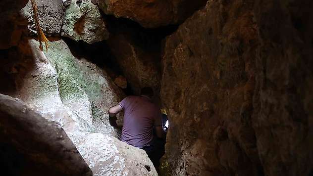 Elazığ'da sıcaktan bunalanlar 'Buzluk Mağarasına' akın etti