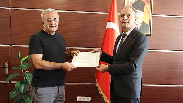 Elazığ'da sigarayı bırakan 2 vatandaşa 'Teşekkür Belgesi' verildi