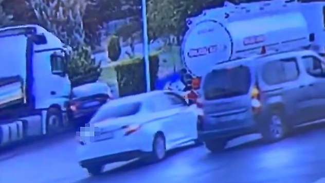 Elazığ'da tırın çarptığı otomobil sürüklendi: O anlar kameraya yansıdı