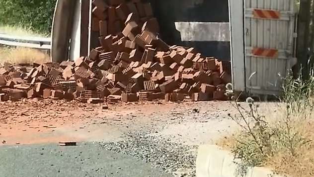 Elazığ'da tuğla yüklü kamyon devrildi: 1 yaralı