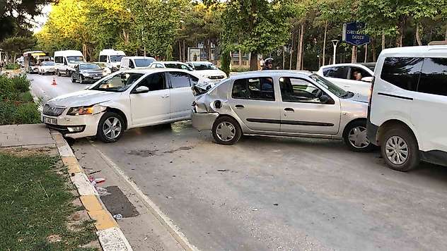 Elazığ'da zincirleme trafik kazası: 3 yaralı