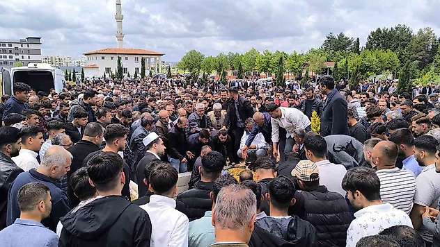 Elektrik akımına kapılarak hayatını kaybeden muhtar defnedildi