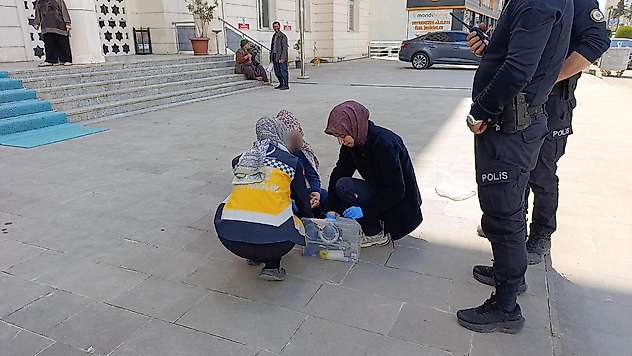 Elindeki bıçağı bileğine dayadı