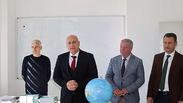 Elüstü Çelikhan'da spor tesisleri ve gençlik merkezini ziyaret etti