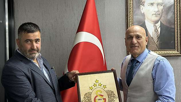 Elüstü'ne gönülden gelen bir ziyaret
