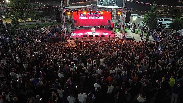 Adıyaman Belediyesi Erdal Erzincan konseri büyük ilgi gördü