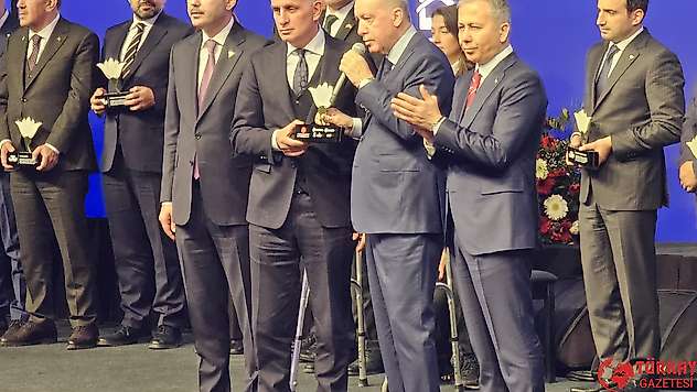 Erdoğan törende TFF, Fenerbahçe ve Galatasaray başkanına plaket takdim etti