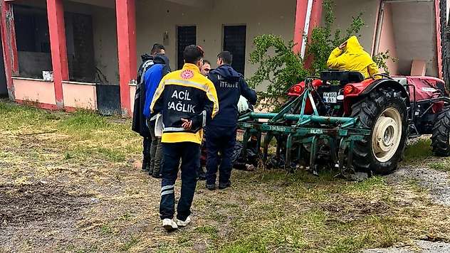 Eski mahalle muhtarı traktörün altında ölü bulundu