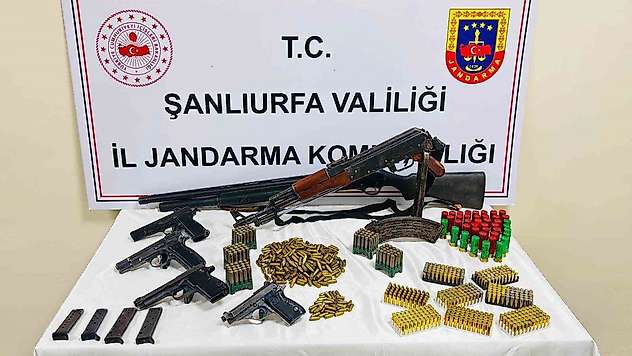 Evden çok sayıda silah, fişek ve mermi çıktı