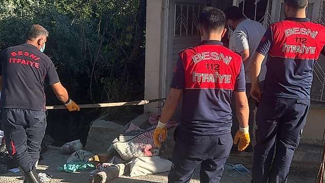 Eve giren yılan korkuttu
