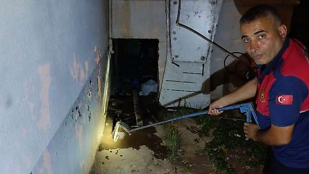 Evin deposuna giren yılan ekipleri harekete geçirdi