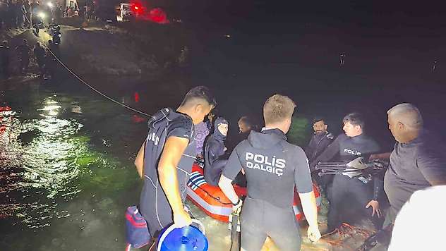 Fırat Nehri'nde su seviyesinin yükselmesi ile mahsur kalan 26 kişi kurtarıldı