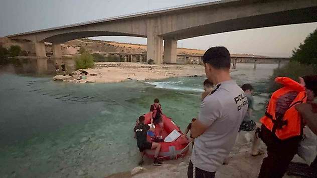Fırat Nehri'nde su seviyesinin yükselmesi ile mahsur kalan 10 kişi kurtarıldı