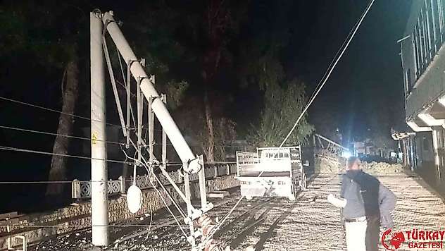 Şanlıurfa'da fırtına ağaçları devirdi, elektrik direklerini kırdı